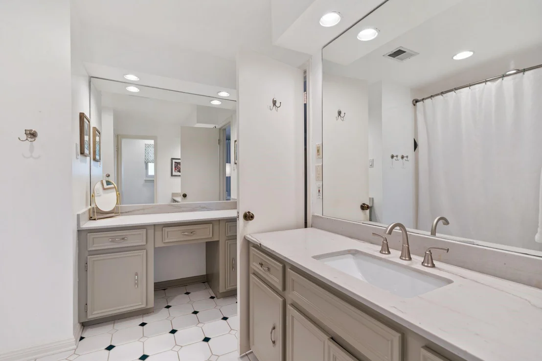 Photo of 1811 Briarpark Drive