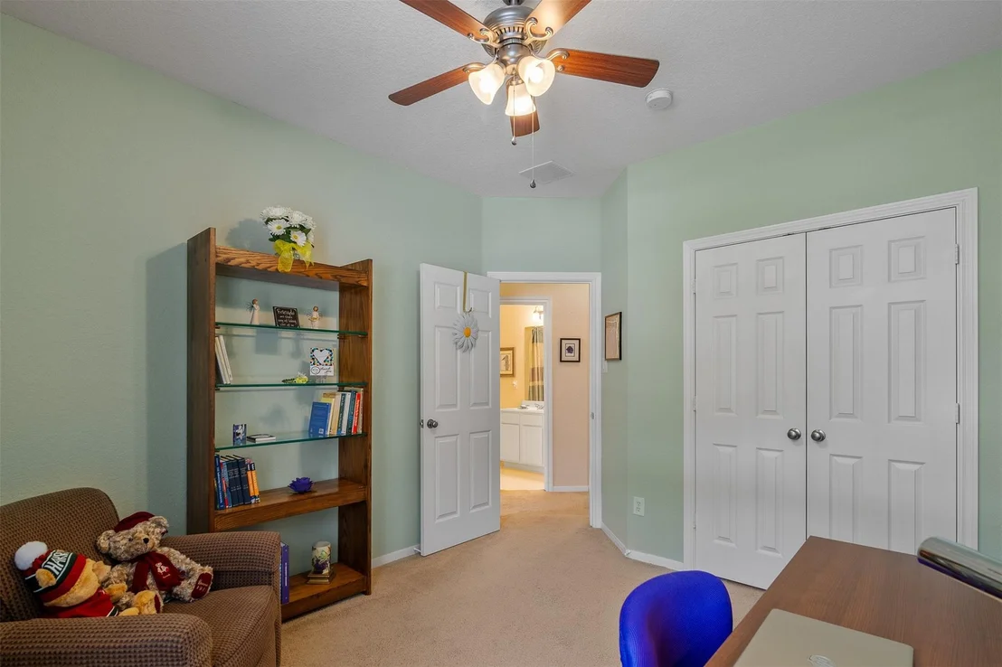 Photo of 122 S Evangeline Oaks Circle