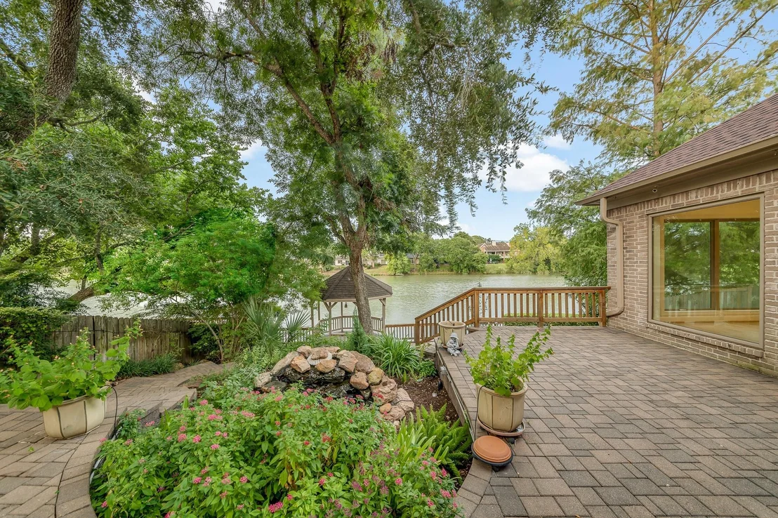 Photo of 407 Lakeside Boulevard