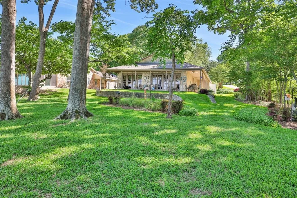 Photo of 251 Lake Oaks Boulevard