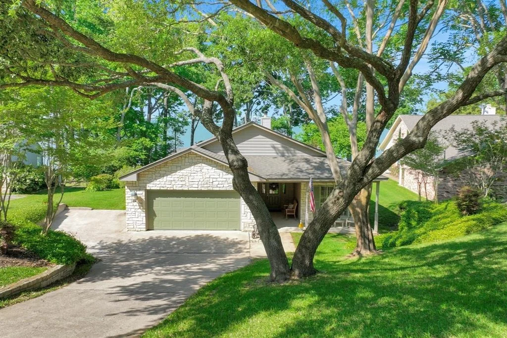 Photo of 251 Lake Oaks Boulevard