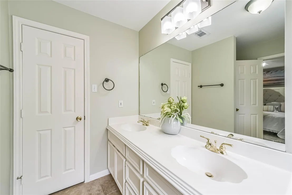 Photo of 22010 Kenlake Drive