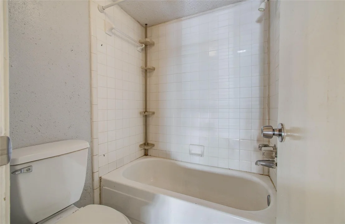 Photo of Unit D at 5618 Easthampton Drive