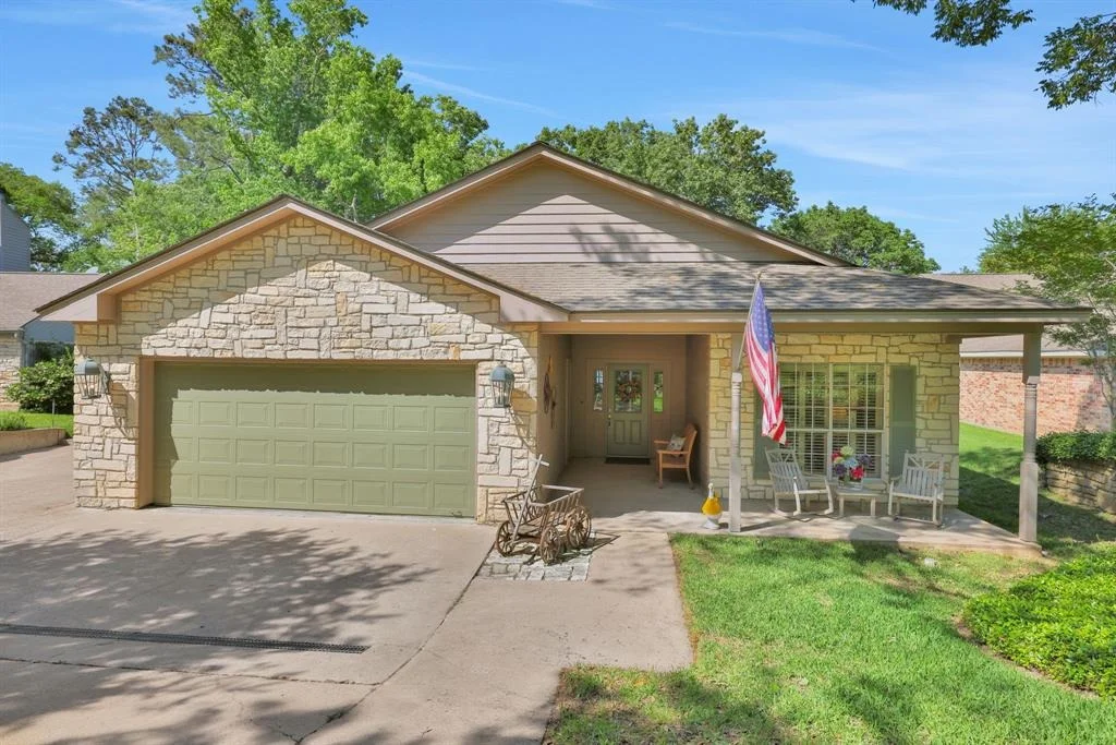 Photo of 251 Lake Oaks Boulevard