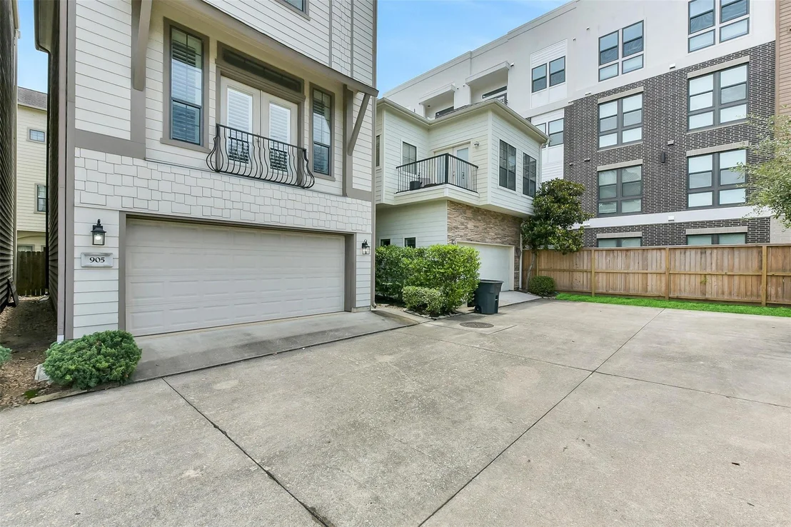 Photo of 905 Garden Oaks Trace