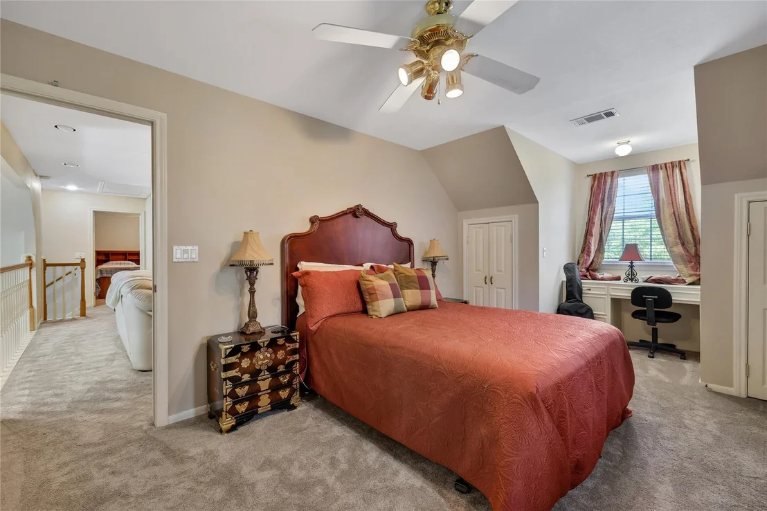 Photo of 220 Lake Oaks Boulevard