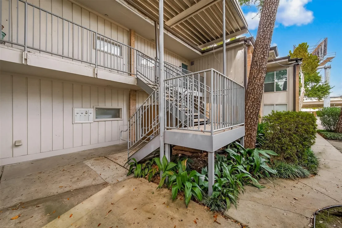 Photo of Unit 19 at 8211 Katy Freeway