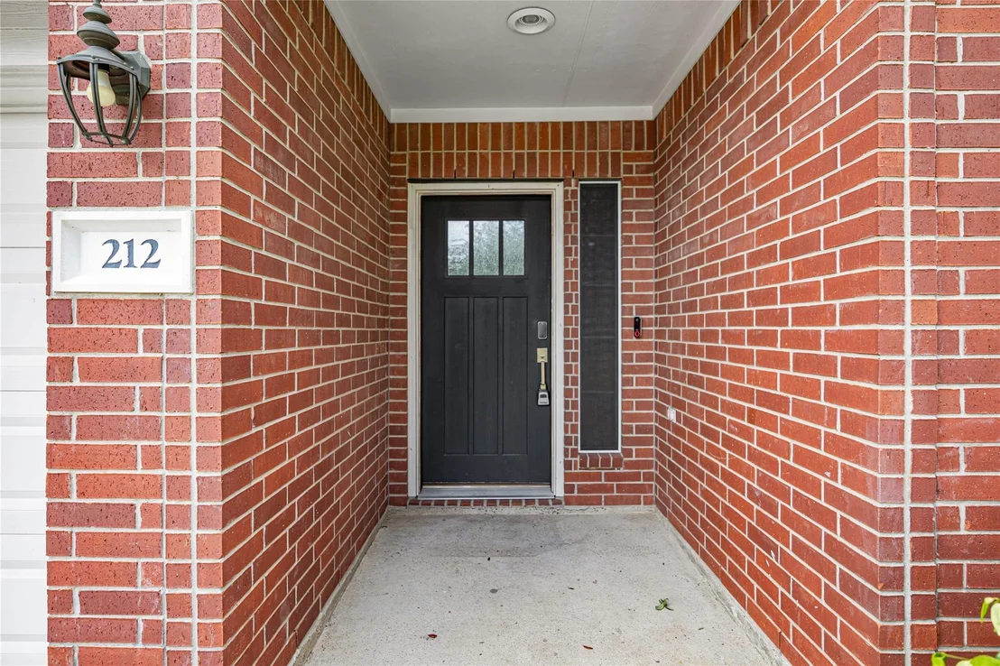 Photo of 212 Silverbrook Lane