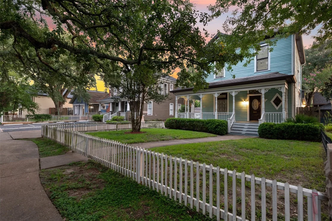Photo of 1007 Heights Boulevard