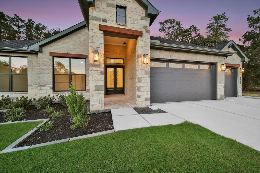Photo of 352 Louvenia Court