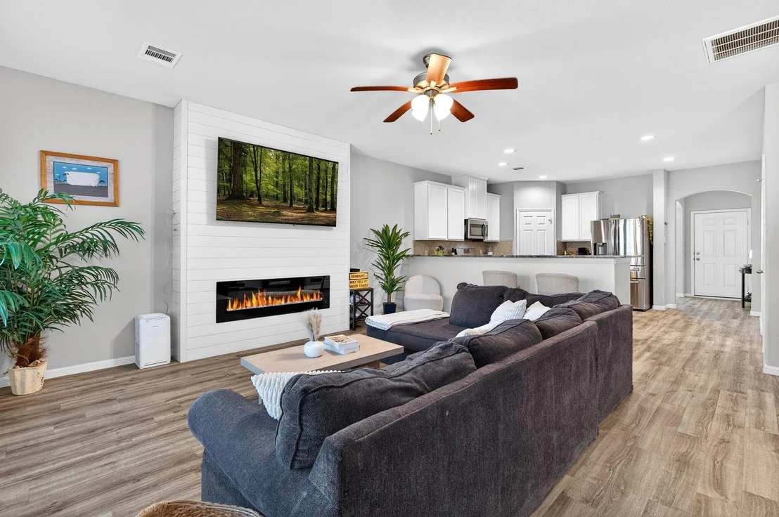 Photo of 2121 Cedar Way Dr