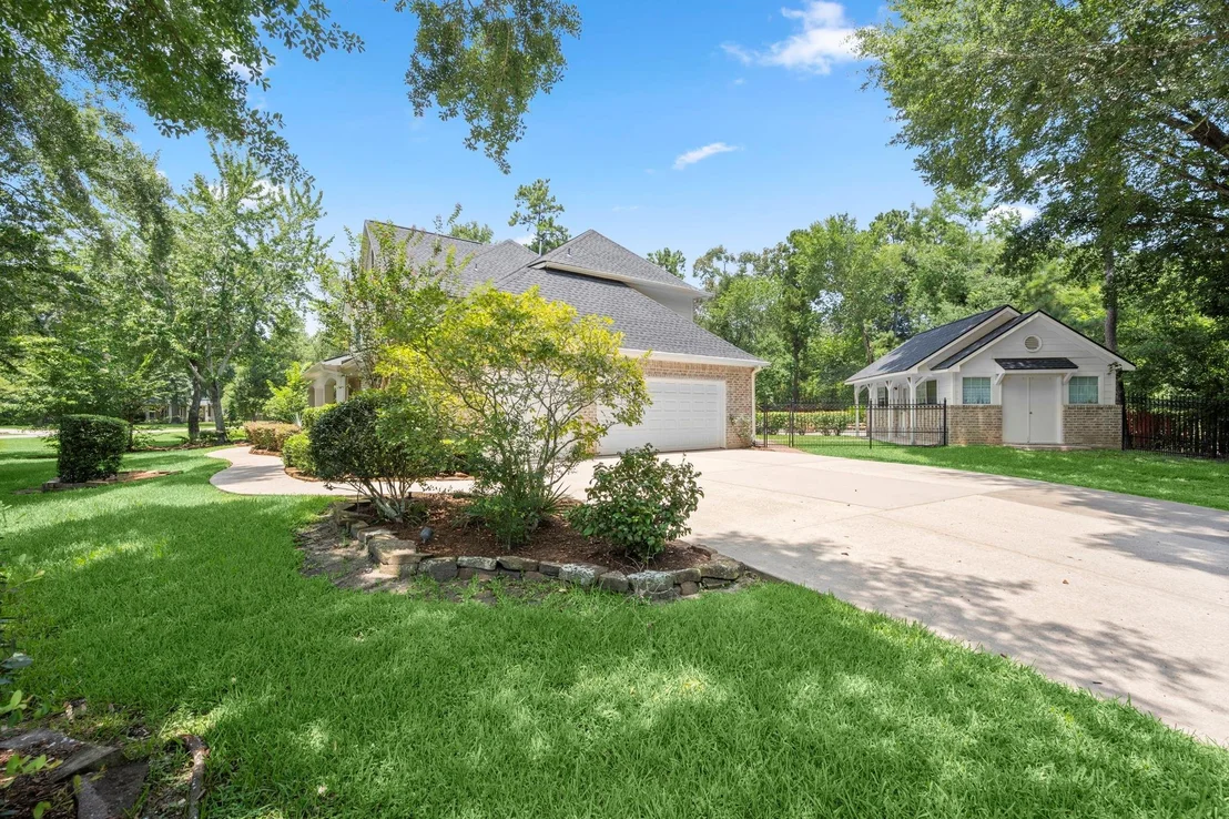 Photo of 8961 Fallsbrook Court