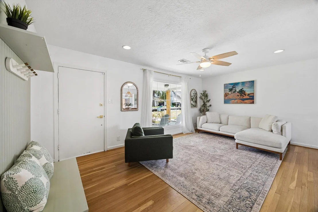 Photo of 1232 Chantilly Lane