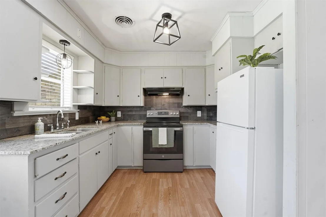 Photo of 2412 Airline Drive