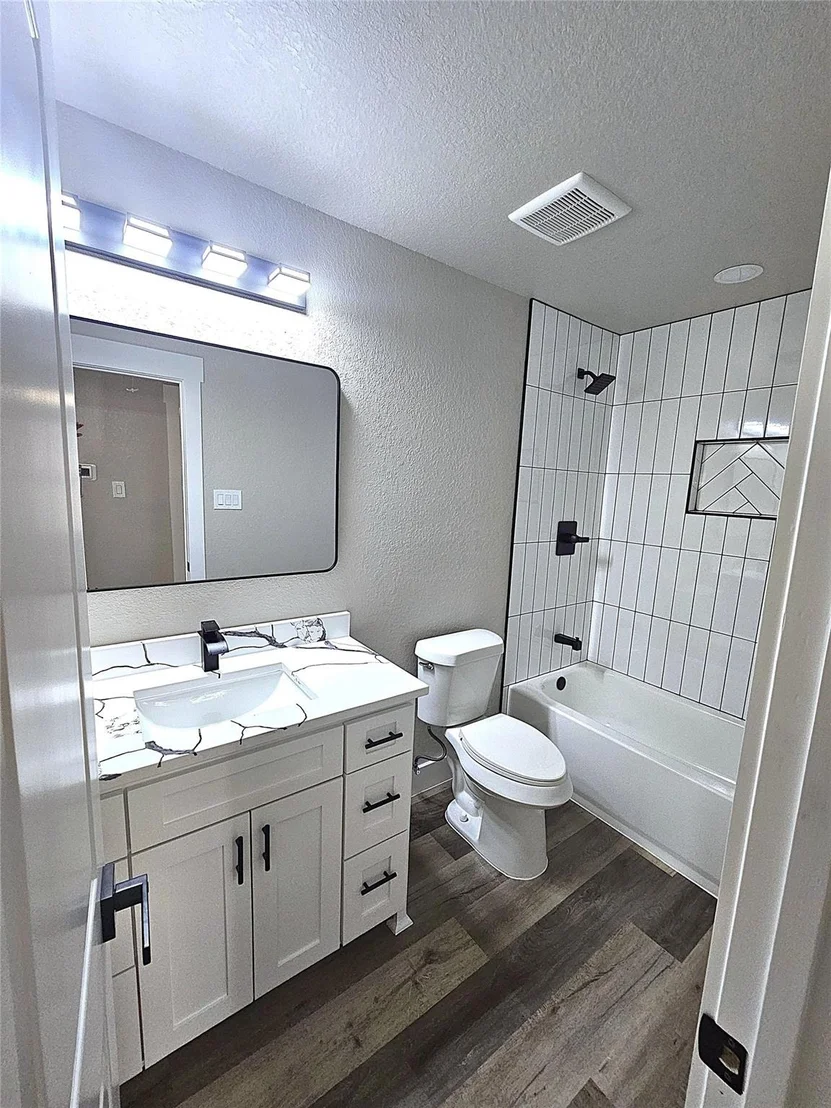 Photo of 1005 Robinhood Lane