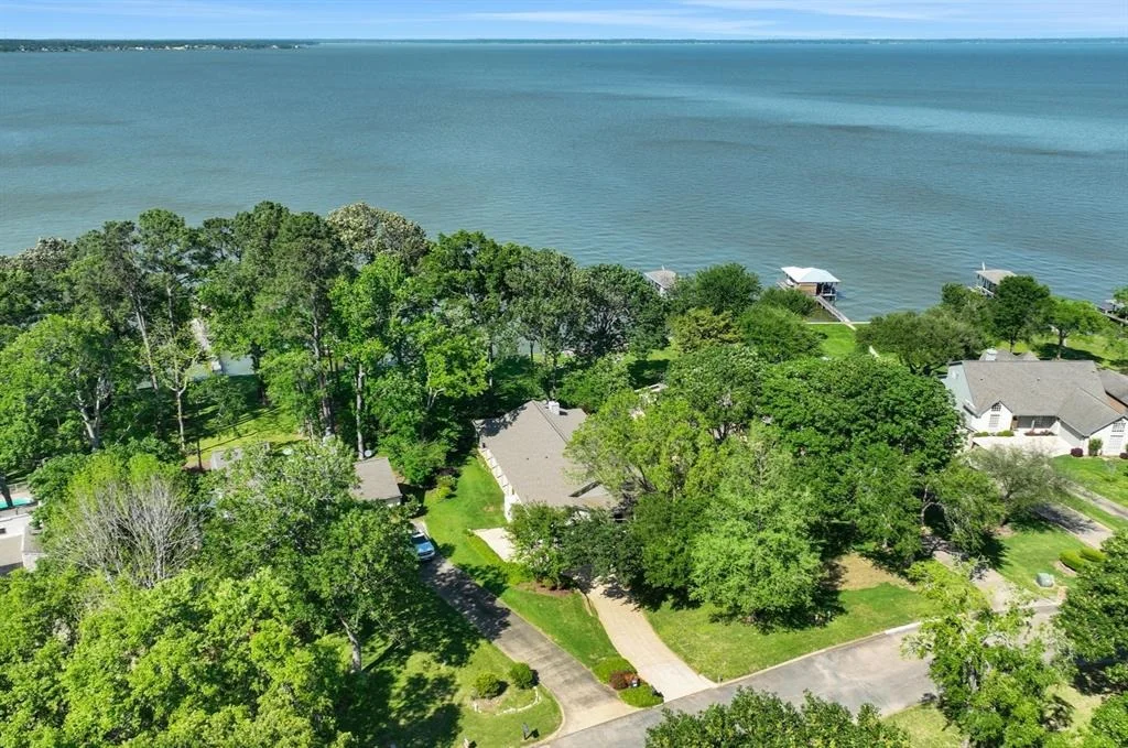 Photo of 251 Lake Oaks Boulevard