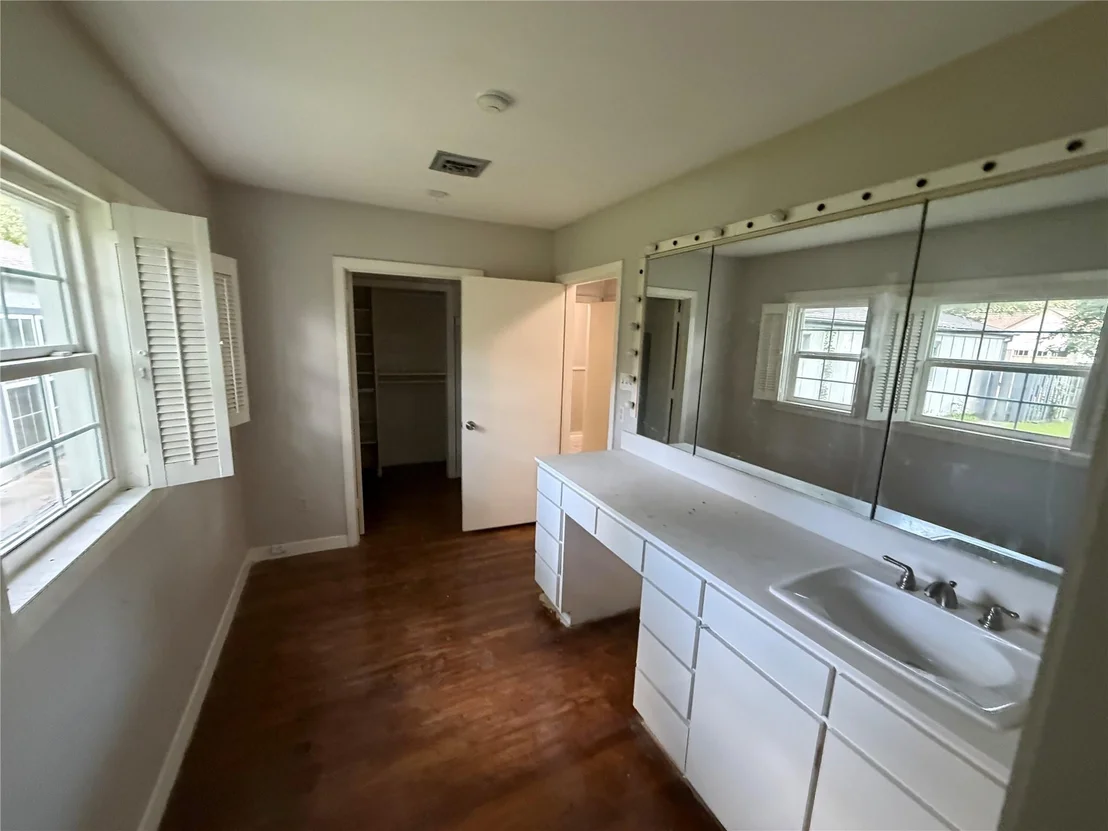 Photo of 3755 Long Avenue