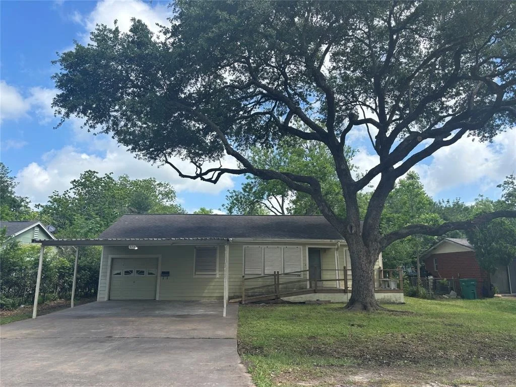 Photo of 612 Honeysuckle Drive