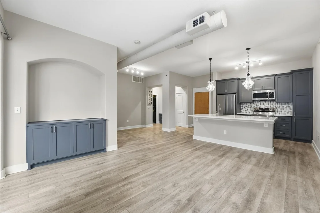 Photo of Unit 4113 at 1901 Post Oak Boulevard