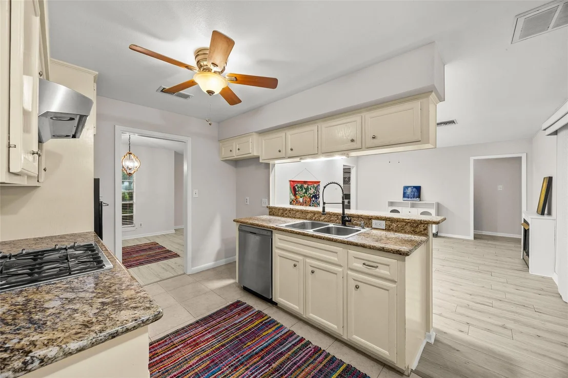 Photo of 1607 Buescher Drive