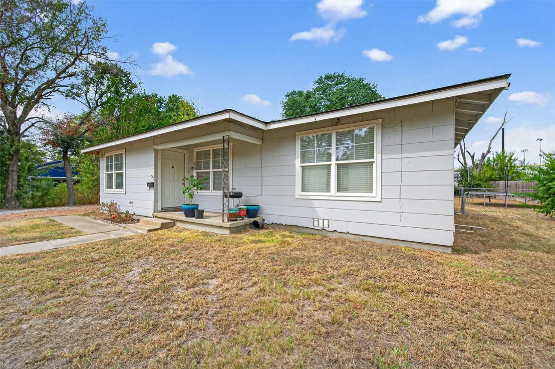 Photo of 702 Churchill Drive