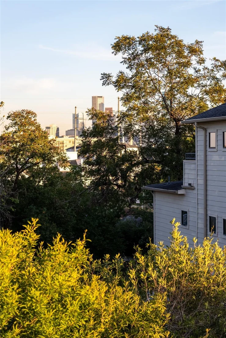 Photo of 911 Thompson Street