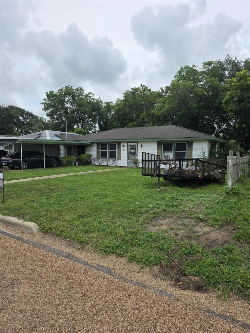 Photo of 706 Cemetery Avenue