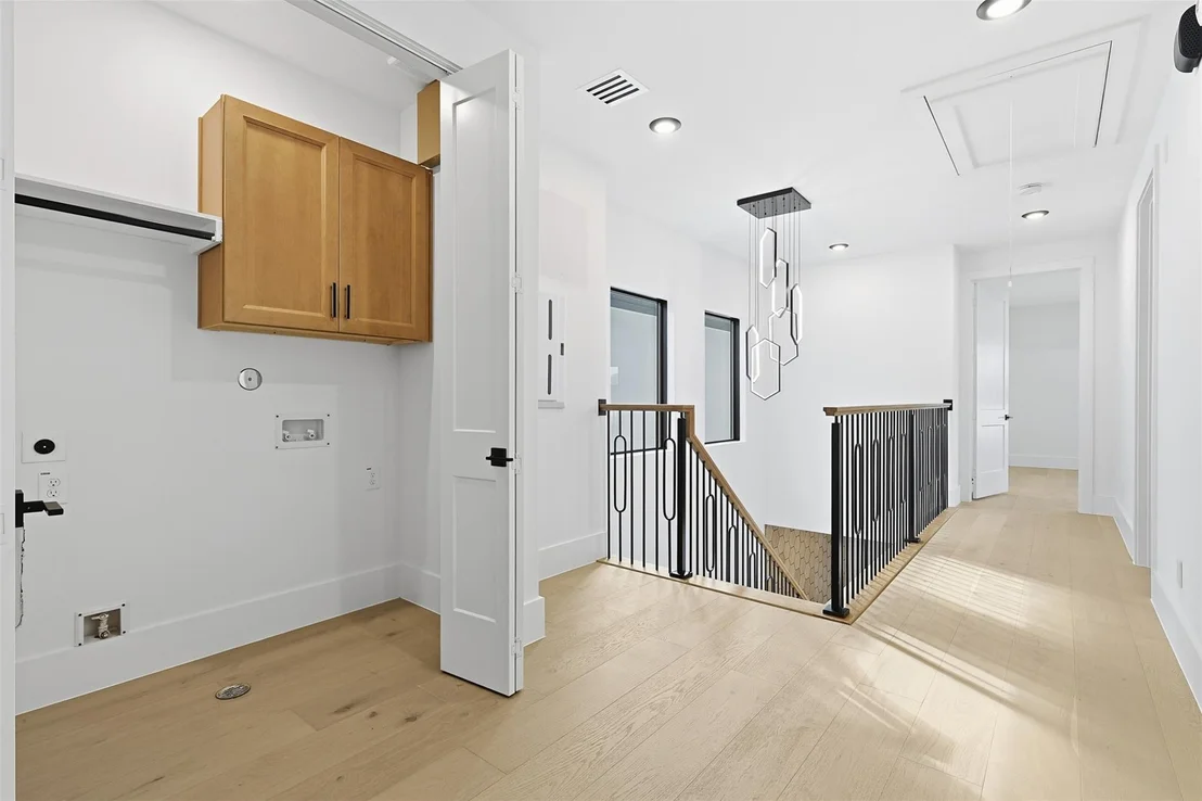 Photo of 619 Rolling Oaks
