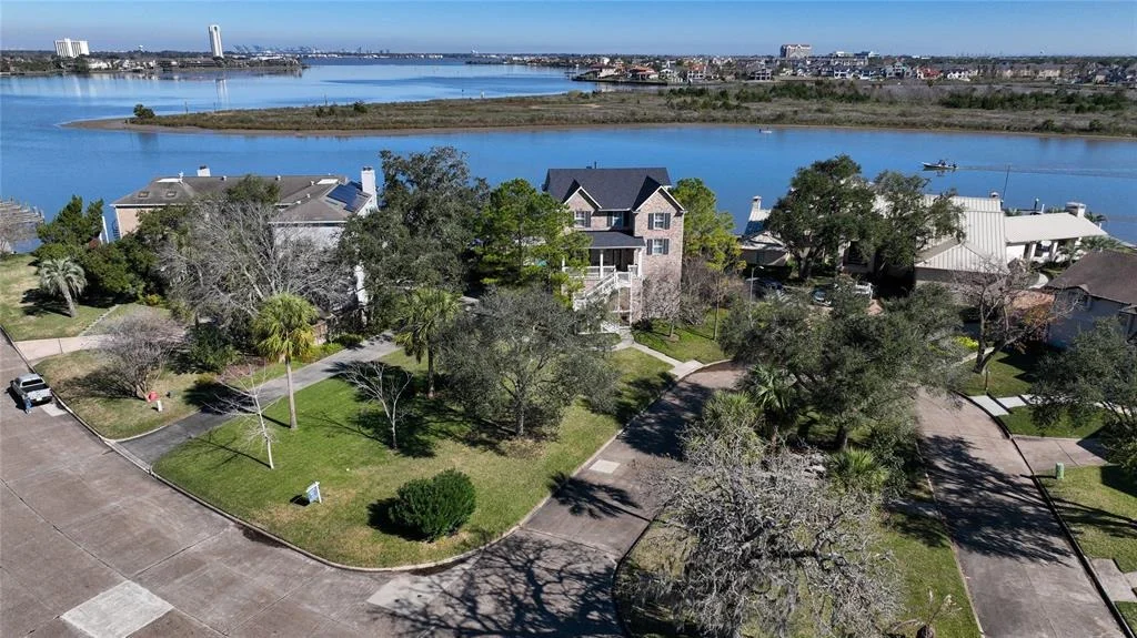 Photo of 18607 Upper Bay Road Road