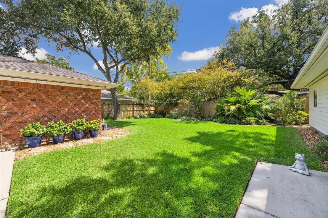 Photo of 7915 Meadowvale Drive