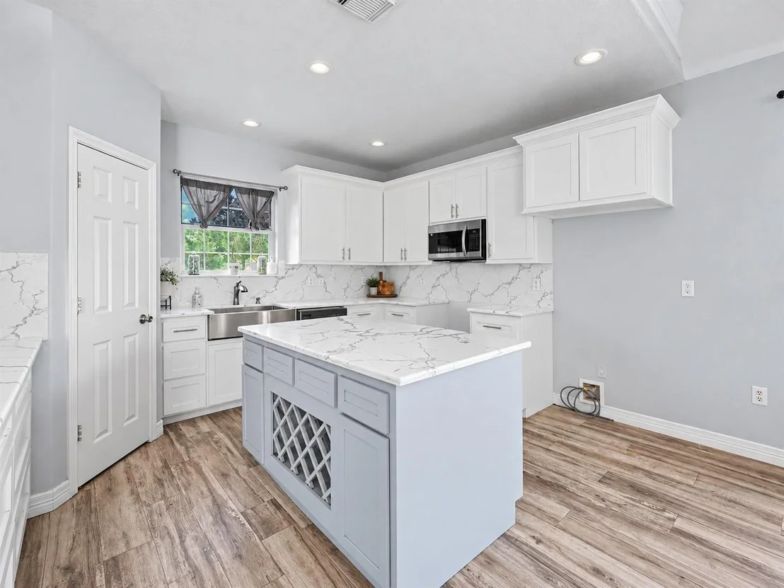 Photo of 5110 Lakeshore Drive