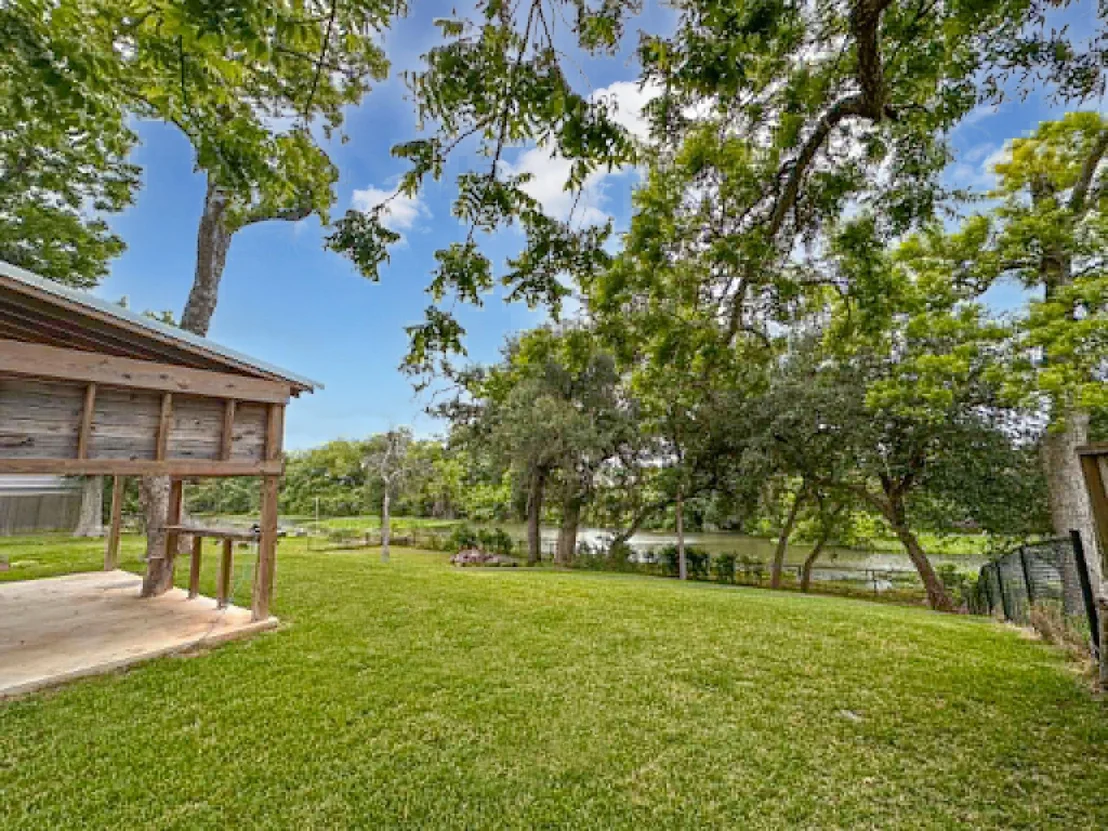 Photo of 301 Williamsburg Avenue