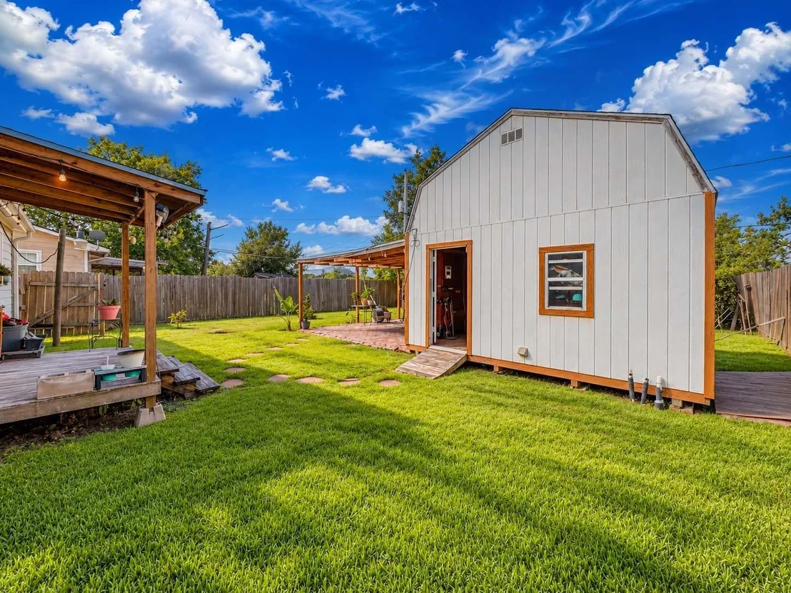 Photo of 828 Robinson Road