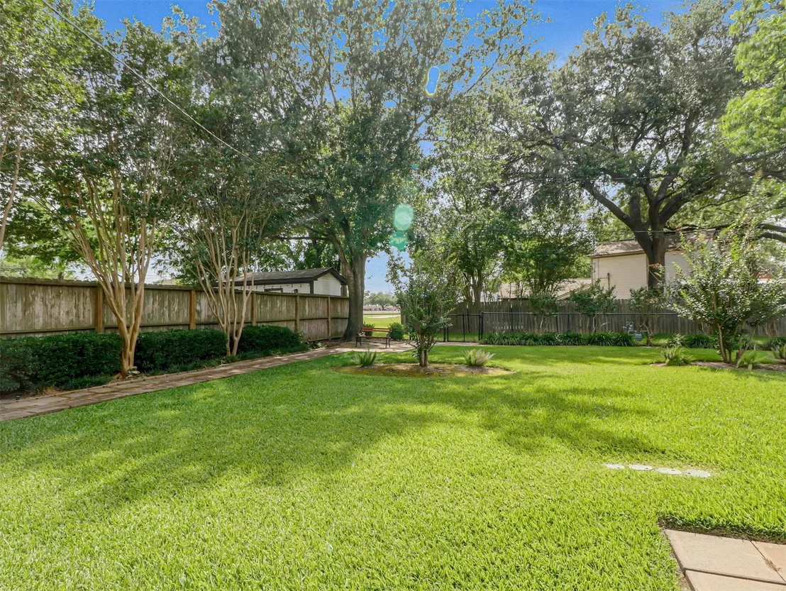 Photo of 805 Bluebonnet Lane