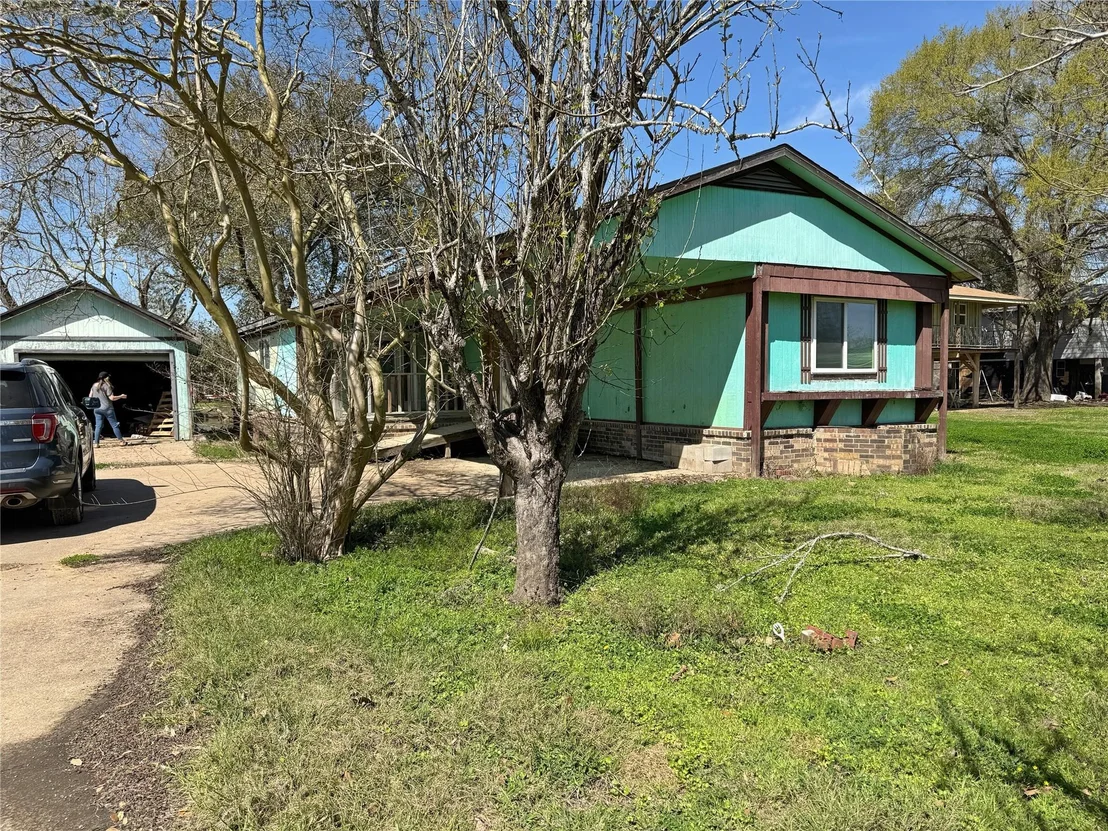 Photo of 585 River Oaks Drive