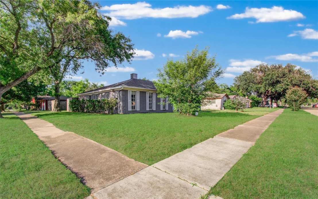 Photo of 9430 Claridge Drive