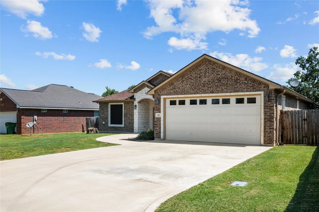 Photo of 600 Olde Oaks Circle