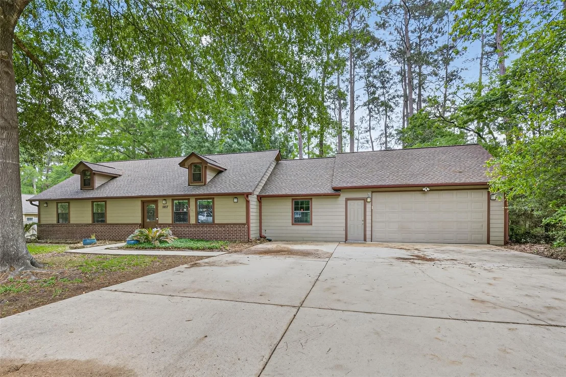Photo of 1007 W Cedar River Road