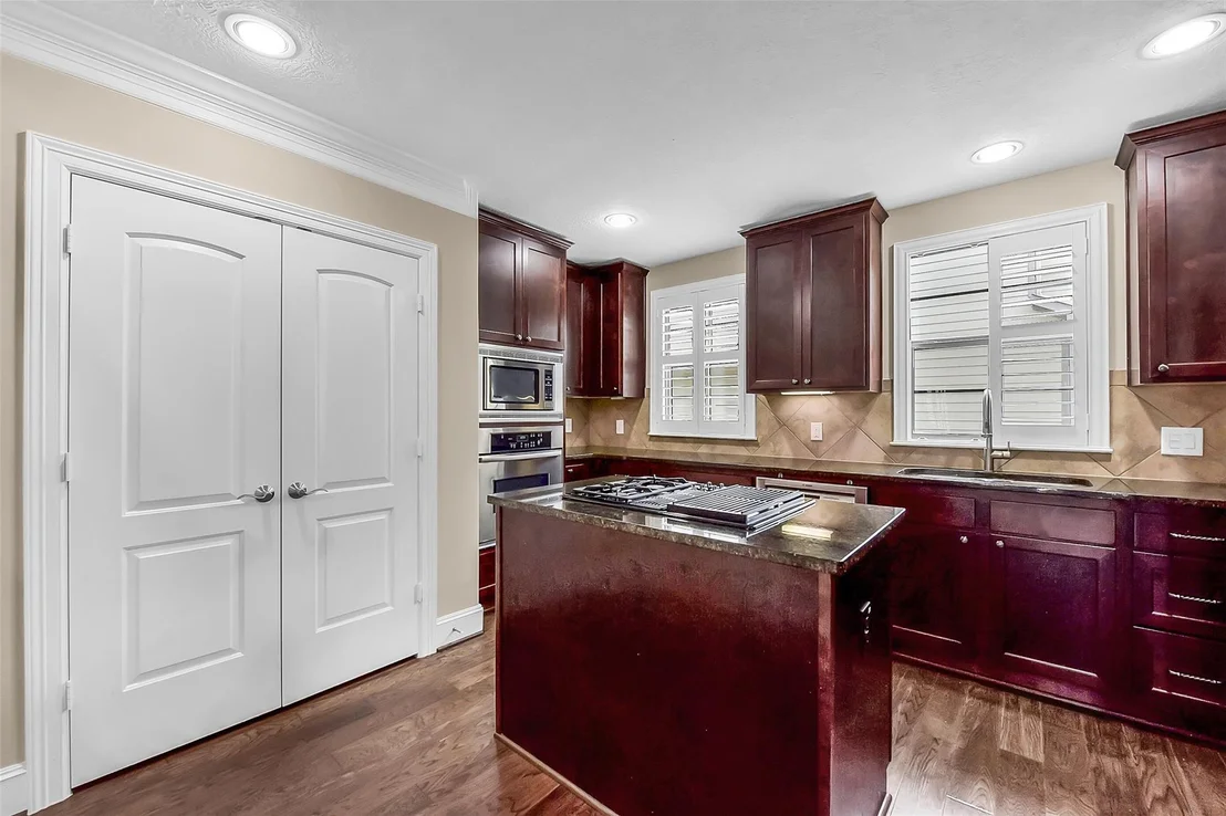Photo of 905 Garden Oaks Trace
