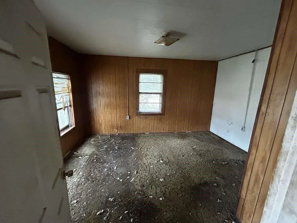 Photo of 323 W 6th Street