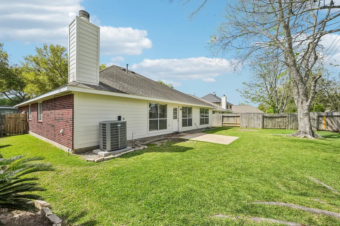 Photo of 1023 E Hampton Drive