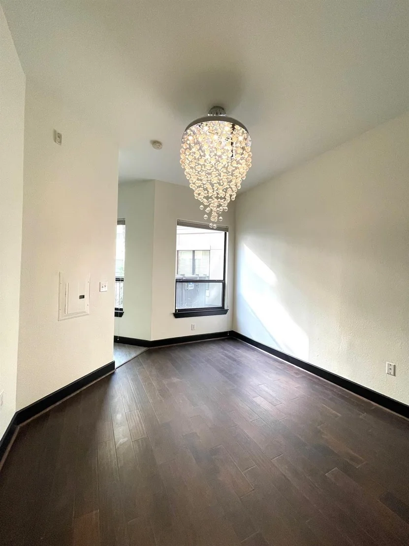 Photo of Unit 1213 at 1901 Post Oak Boulevard