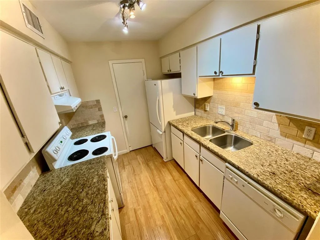 Photo of Unit 11 at 7575 Katy Freeway