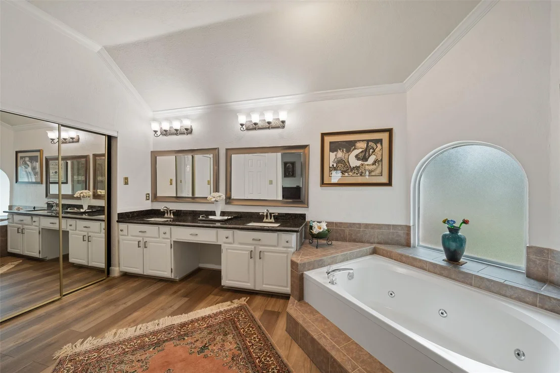 Photo of 16303 Avenplace Road