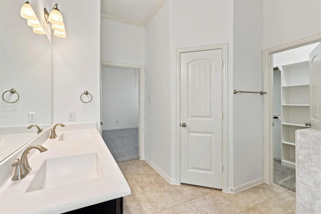 Photo of 637 Maple Point Drive E