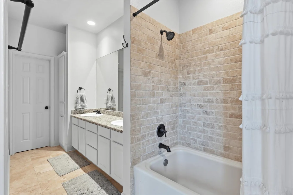 Photo of Unit D at 2424 Navigation Boulevard