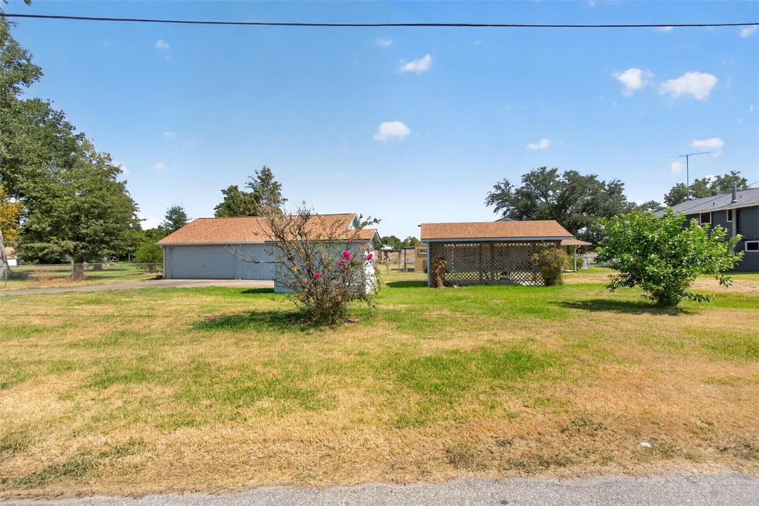 Photo of 281 Lakeshore N
