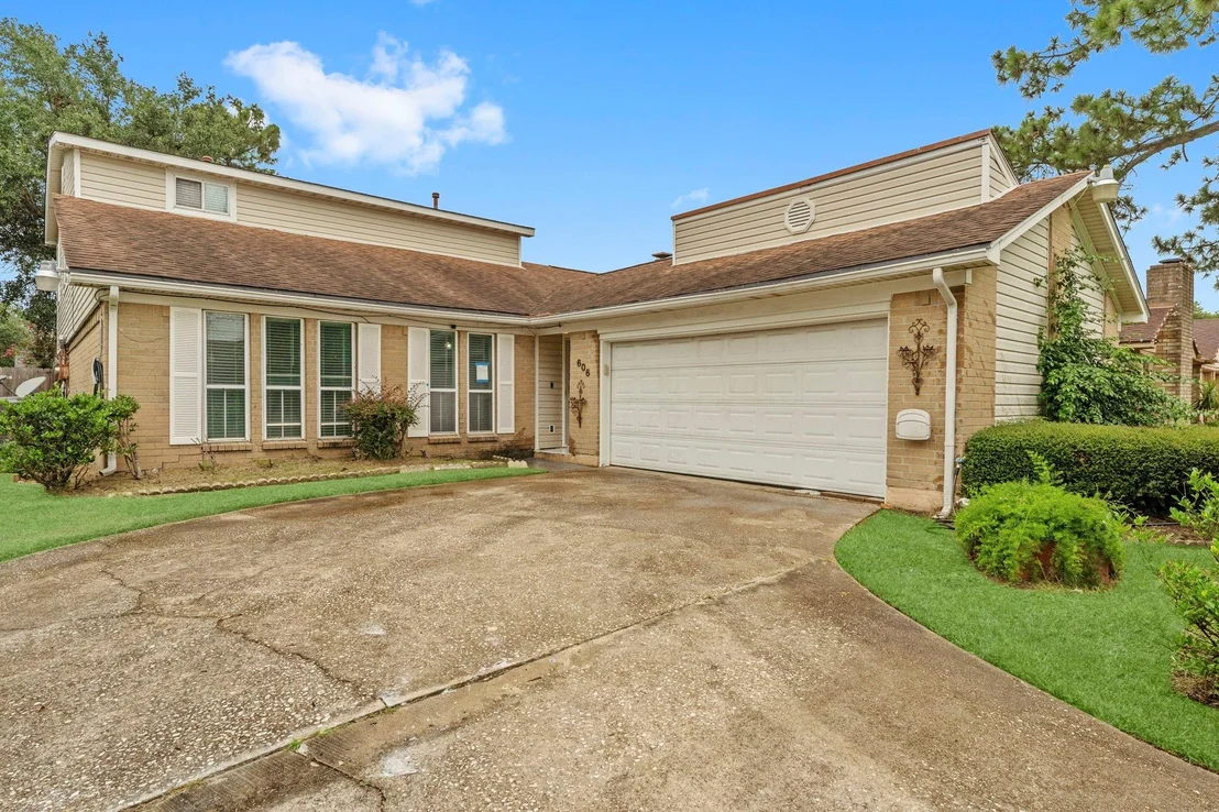 Photo of 606 Pinebrook Lane