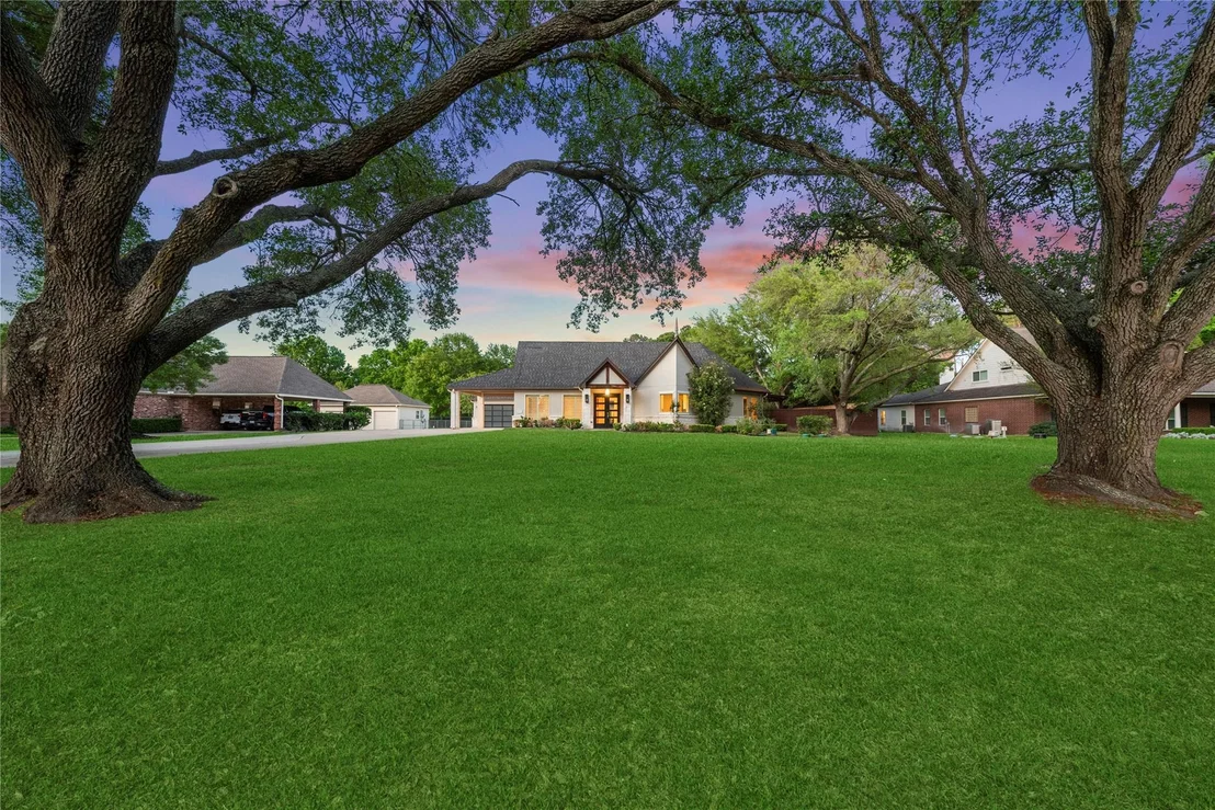 Photo of 2911 S Saddlebrook Lane