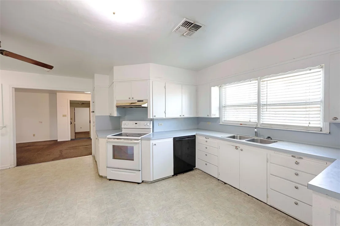 Photo of 122 Ave E